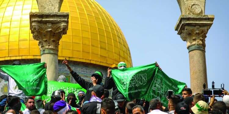 מוסלמים אוחזים בדגלי חמאס בהר הבית בחודש רמדאן אשתקד, אפריל 2023. צילום: ג'מאל עוואד, פלאש 9 מוסלמים אוחזים בדגלי חמאס בהר הבית בחודש רמדאן אשתקד, אפריל 2023.