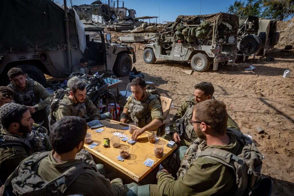 ניסוי חברתי ראשון בהיקפו. חיילי צה"ל בעזה. צילום: יונתן זינדל, פלאש 90
