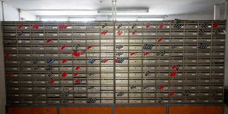 המדבקות הכחולות מעטות מדי. תיבות הדואר בניר־עוז צילום: חיים גולדברג - פלאש 90 חייב אדם לראות את עצמו: מחשבות מביקור בניר עוז