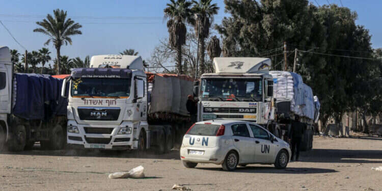 משאיות סיוע במעבר כרם שלום. צילום: עאבד ראחים חטיב, פלאש 90 מתאם פעולות הממשלה בשטחים: "האו"ם חייב להודות בכישלונותיו"