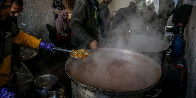 חלוקת מזון בשפע ברחובות רצועת עזה. צילום: עאבד ראחים חאטיב, פלאש 90 שקר הרעב בעזה: סרטוני המזון ברצועה סותרים את ההערכות