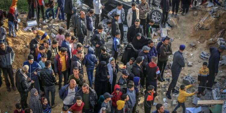 תושבי עזה ברפיח. צילום: עאבד ראחים חאטיב, פלאש 90 134 חטופים עדיין בשבי חמאס – וצה"ל החליט לחלק לתושבי עזה שי לחג