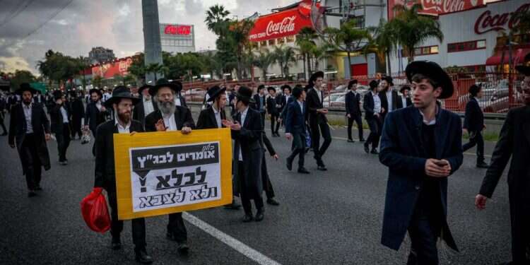 מפגינים נגד גיוס, השבוע בבני־ברק. צילום: איתי רון, פלאש 90 מפגינים נגד גיוס, השבוע בבני־ברק.