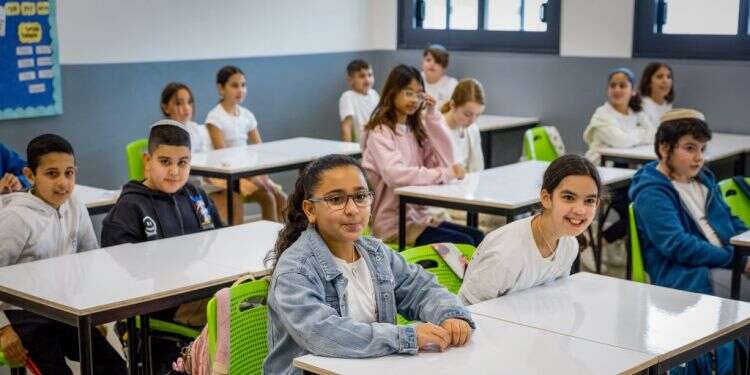תלמידים בשדרות עם חזרתם לבית הספר לראשונה מאז 7 באוקטובר. צילום: לירון מולדובן, פלאש 90 5,500 שקלים לתלמיד: תקציב חדש למערכת החינוך בעוטף עזה