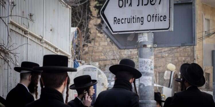 הפגנות נגד גיוס חרדים לצבא מחוץ ללשכת הגיוס בירושלים. צילום: חיים גולדברג - פלאש 90