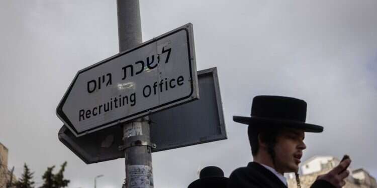 הפגנות נגד גיוס חרדים לצבא מחוץ ללשכת הגיוס בירושלים. צילום: חיים גולדברג - פלאש 90 הפגנות נגד גיוס חרדים לצבא מחוץ ללשכת הגיוס בירושלים. צילום: חיים גולדברג - פלאש 90