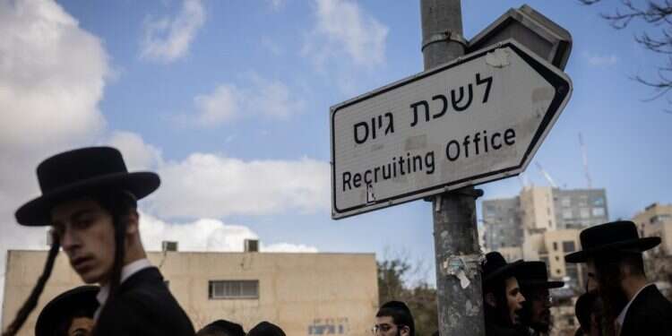 הפגנות נגד גיוס חרדים לצבא מחוץ ללשכת הגיוס בירושלים. צילום: חיים גולדברג - פלאש 90