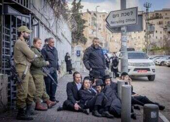 הפגנות נגד גיוס חרדים לצבא מחוץ ללשכת הגיוס בירושלים. צילום: חיים גולדברג - פלאש 90