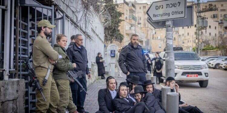 הפגנות נגד גיוס חרדים לצבא מחוץ ללשכת הגיוס בירושלים. צילום: חיים גולדברג - פלאש 90