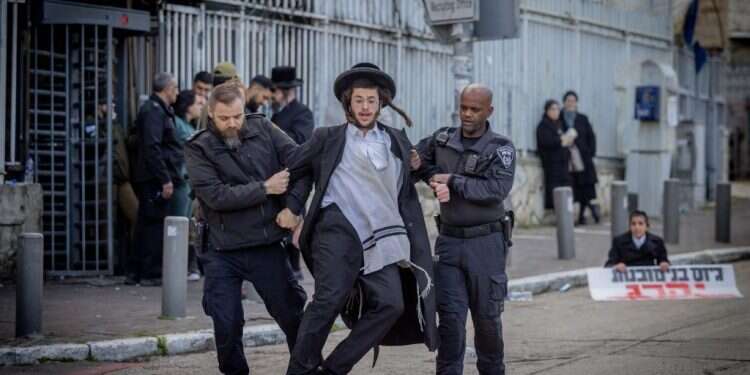 הפגנות נגד גיוס חרדים לצבא מחוץ ללשכת הגיוס בירושלים. צילום אילוסטרציה: חיים גולדברג - פלאש 90 הפגנות נגד גיוס חרדים לצבא מחוץ ללשכת הגיוס בירושלים. צילום: חיים גולדברג - פלאש 90