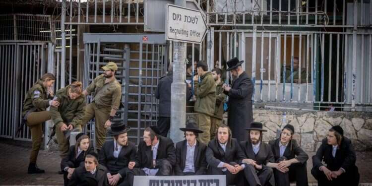 הפגנות נגד גיוס חרדים לצבא מחוץ ללשכת הגיוס בירושלים. צילום: חיים גולדברג - פלאש 90 הפגנות נגד גיוס חרדים לצבא מחוץ ללשכת הגיוס בירושלים. צילום: חיים גולדברג - פלאש 90