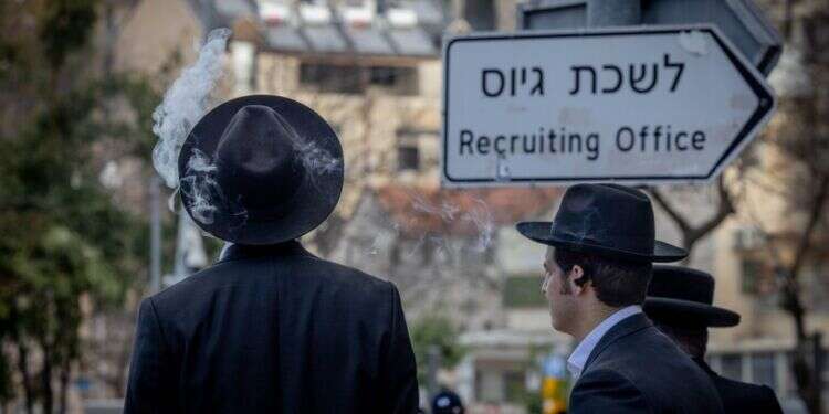 הפגנות נגד גיוס חרדים לצבא מחוץ ללשכת הגיוס בירושלים. צילום: חיים גולדברג - פלאש 90 הפגנות נגד גיוס חרדים לצבא מחוץ ללשכת הגיוס בירושלים