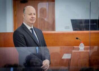 צחי הנגבי מעיד בבית המשפט במסגרת תיק 4000