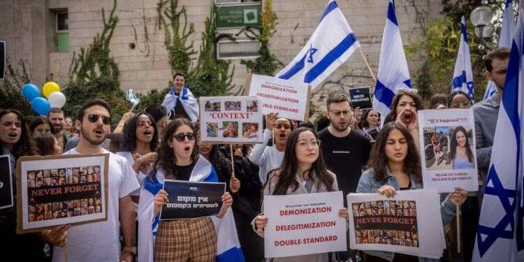 הפגנת הסטודנטים בקמפוס הר הצופים של האוניברסיטה העברית בירושלים נגד פרופ' שלהוב-קבורקיאן, היום. צילום: חיים גולדברג, פלאש 90 "המעשה הנכון": מאות סטודנטים קראו להדחת הפרופ' מהאוניברסיטה העברית