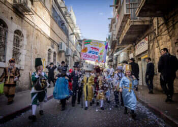 צעדת תחפושות בפורים במאה שערים. צילום: חיים גולדברג - פלאש 90 צעדת תחפושות בפורים במאה שערים
