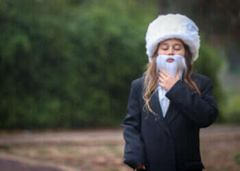 ילד מחופש לחרדי בפורים. צילום: דוד כהן - פלאש 90 ילד מחופש לחרדי בפורים