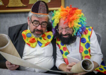 קריאת מגילה בליל פורים בבית שמש