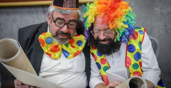 קריאת מגילה בליל פורים בבית שמש. צילום: יעקב לדרמן/פלאש90 קריאת מגילה בליל פורים בבית שמש