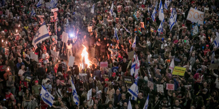 הפגנה בתל אביב נגד הממשלה. צילום: מרים אלסטר, פלאש 90 אביו של החטוף נגד ההפגנה בתל אביב: "מתנגדי הרוח הציונית"
