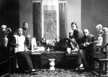 המוני מכורים. סינים מעשנים אופיום. לאי אפונג, סין, 1880. צילום: גטי אימג'ס