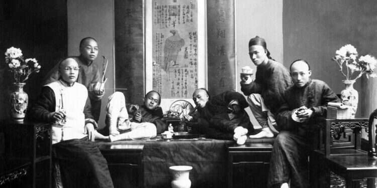 המוני מכורים. סינים מעשנים אופיום. לאי אפונג, סין, 1880. צילום: גטי אימג'ס המוני מכורים. סינים מעשנים אופיום. לאי אפונג, סין, 1880. צילום: גטי אימג'ס