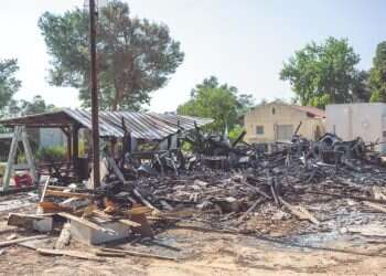 מבנה בניר־יצחק שניזוק מפגיעת רקטה, אוקטובר 2023.
צילום: גטי אימג'ס מבנה בניר־יצחק שניזוק מפגיעת רקטה, אוקטובר 2023.