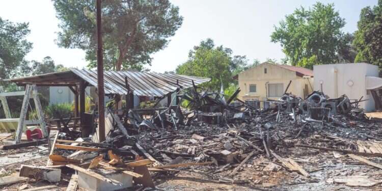 מבנה בניר־יצחק שניזוק מפגיעת רקטה, אוקטובר 2023.
צילום: גטי אימג'ס מבנה בניר־יצחק שניזוק מפגיעת רקטה, אוקטובר 2023.