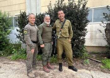 מימין: אילן שווט, אבשלום חביב ואוהד ניימרק בקיבוץ סעד, בשבוע שעבר. צילום: אריאל שנבל