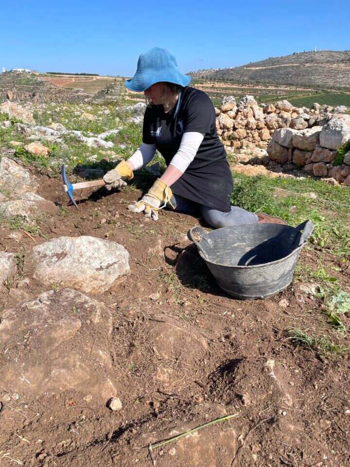 "חייבים להרוס כדי להבין B יותר". כהנא חופרת בשטח. צילום: איילת כהנא
