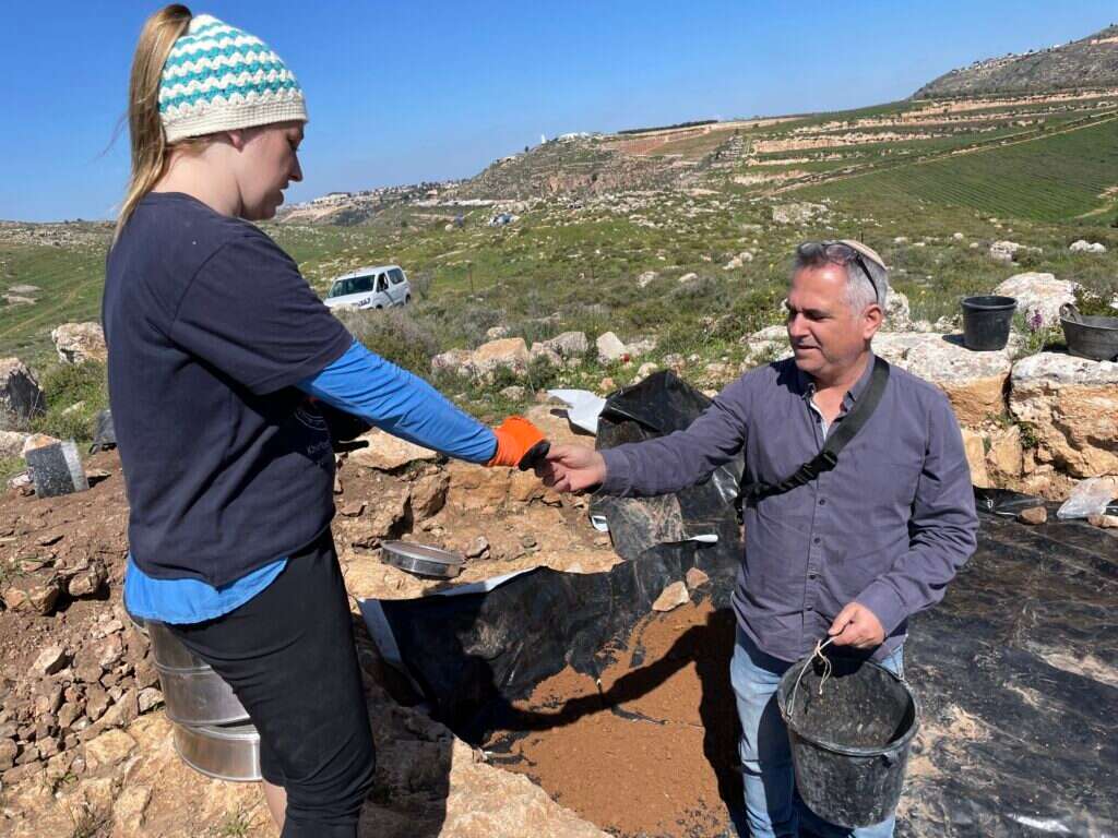 מעל מאה זנים עתיקים הוכיחו שמקור הגפן בארץ ישראל. ד"ר שיבי דרורי וטיפאני בגת החשמונאית. צילום: איילת כהנא