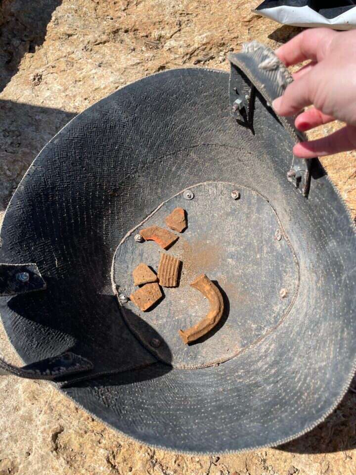 ידית ושברי קנקן שמצאה. צילום: איילת כהנא