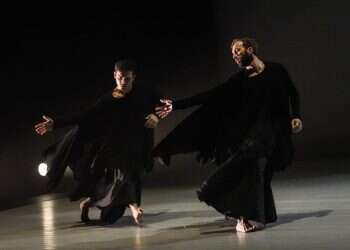 מופע המחול "מאנא" מצליח לגעת ברגע בו קירות הבית רועדים