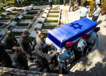 תורה ומסירות. ארונו של רס"ן בן־דוד בהלווייתו בבית העלמין הצבאי הר הרצל, בשבוע שעבר. צילום: אורן בן־חקון