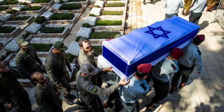 תורה ומסירות. ארונו של רס תורה ומסירות. ארונו של רס"ן בן־דוד בהלווייתו בבית העלמין הצבאי הר הרצל, בשבוע שעבר. צילום: אורן בן־חקון