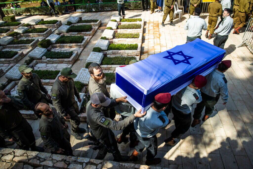 תורה ומסירות. ארונו של רס תורה ומסירות. ארונו של רס"ן בן־דוד בהלווייתו בבית העלמין הצבאי הר הרצל, בשבוע שעבר. צילום: אורן בן־חקון