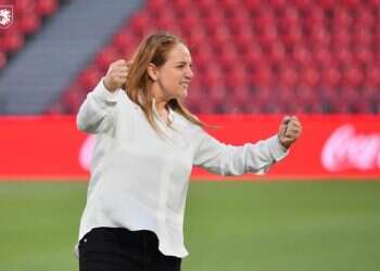 איריס אנטמן כמאמנת על המגרש