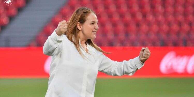 איריס אנטמן כמאמנת על המגרש