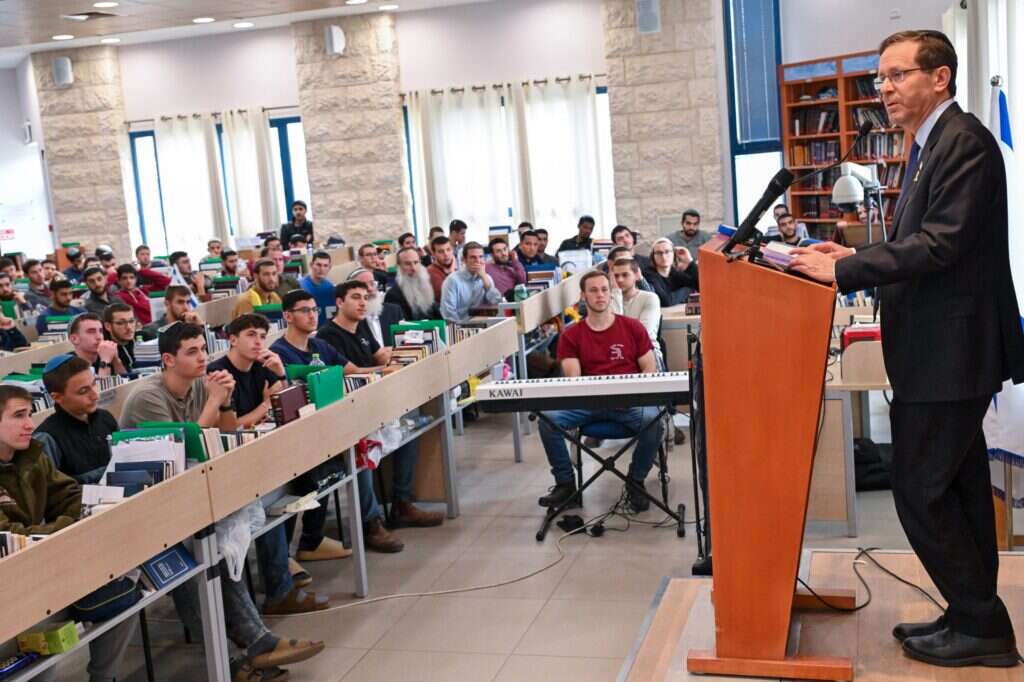 שירת "כל קוויך לא יבושו" קידמה את פני נשיא המדינה. הנשיא הרצוג במכינת בני דוד, השבוע. צילום: קובי גדעון, לע"מ
