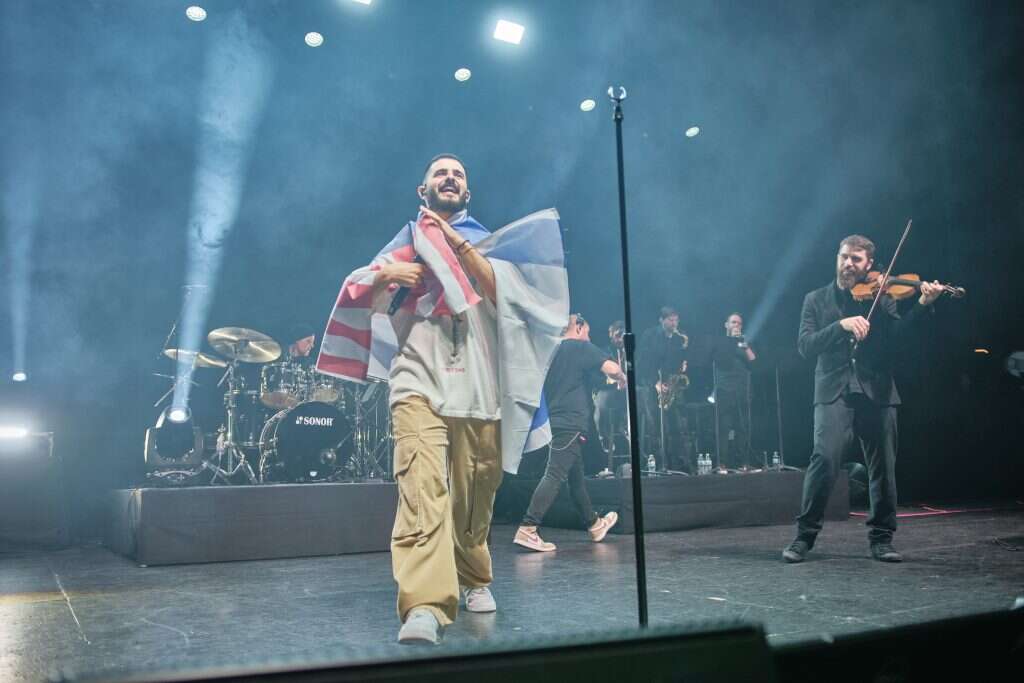 חיבור שנוצר בשיקום בתל־השומר. עם עדן חסון בהופעה בארצות הברית. צילום: Abraham Joseph pal