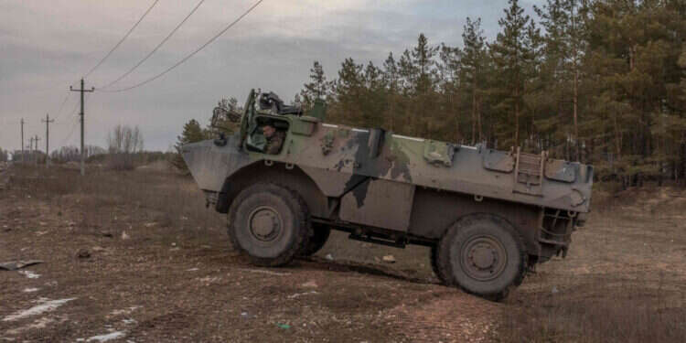 נגמ לחץ על ארה"ב: צרפת תעביר תחמושת לאוקראינה