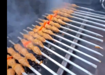 קבב על האש ברצועת עזה. צילום מסך קמפיין הרעב השקרי: סוחרים בעזה מדווחים על עודפי מזון