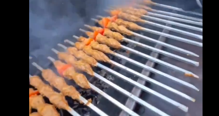 קבב על האש ברצועת עזה. צילום מסך קמפיין הרעב השקרי: סוחרים בעזה מדווחים על עודפי מזון