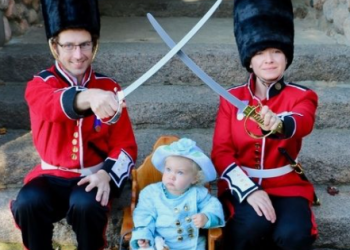 תחפושת משפחתית לפורים - "משמר המלכה"