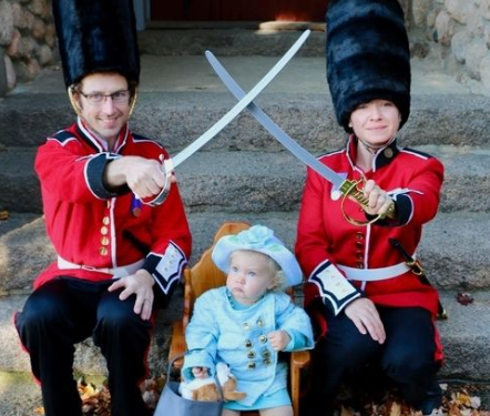 תחפושת משפחתית לפורים -  תחפושת משפחתית לפורים - "משמר המלכה"