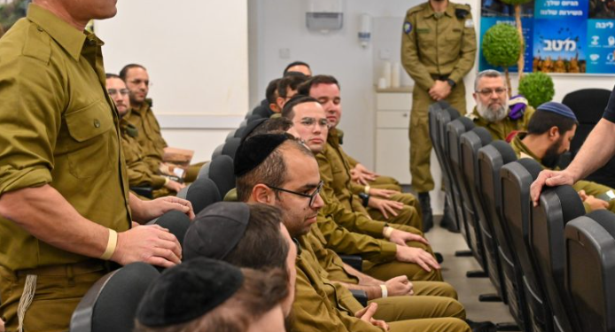 חרדים חיילים בבסיס הקליטה והמיון בתל השומר. צילום: קובי גדעון - לע חרדים חיילים בבסיס הקליטה והמיון בתל השומר