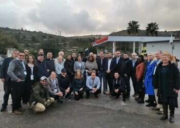 חברי הפרלמנט בתחנת הדלק בכיסה לעלי