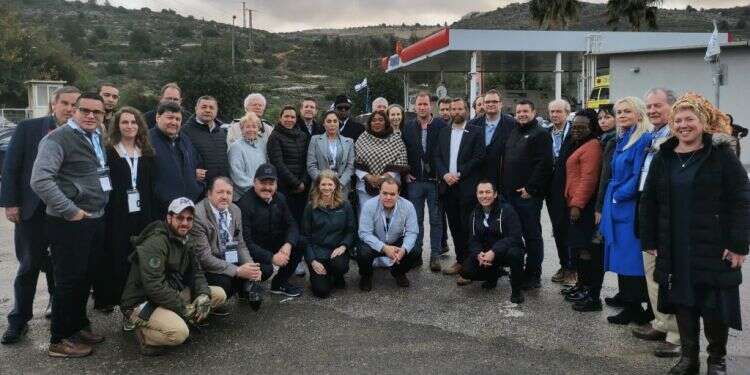 חברי הפרלמנט בתחנת הדלק בכניסה לעלי. צילום: מועצת בנימין חברי הפרלמנט בתחנת הדלק בכיסה לעלי