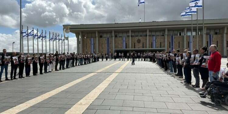משפחות החטופים במחאה בכנסת, לציון 150 יום בשבי. צילום: דוברות הכנסת 150 יום בשבי: "ראינו מה קורה כשעושים עסקאות עם רוצחים"