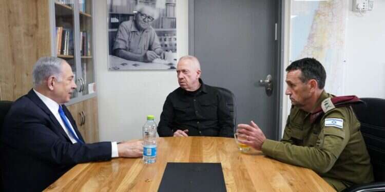 הלוי, גלנט ונתניהו לפני כחודש. צילום: אריאל חרמוני, משרד הביטחון הלוי, גלנט ונתניהו לפני כחודש. צילום: אריאל חרמוני, משרד הביטחון