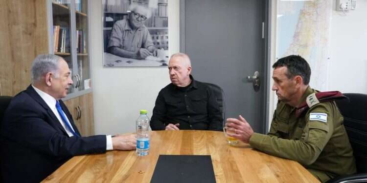 נתניהו, גלנט והרצי הלוי. צילום: אריאל חרמוני, משרד הביטחון פרשת כרטיסי הסים: תרגיל הסחה מהעיקר